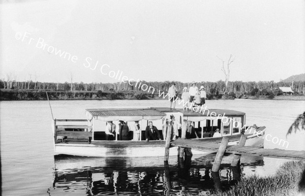 MAROOCHY RIVER : OUR LAUNCH AT EVENING TIME